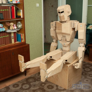 Illustration for article titled A life-sized Cylon made out of wood